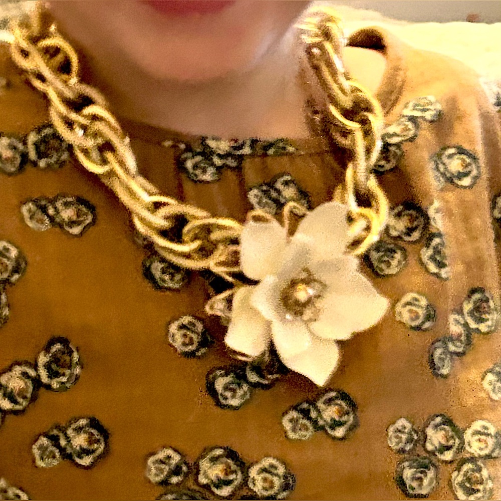 Chunky chain link choker necklace with brooch.